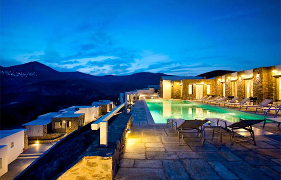 Rizes Hotel swimming pool night view